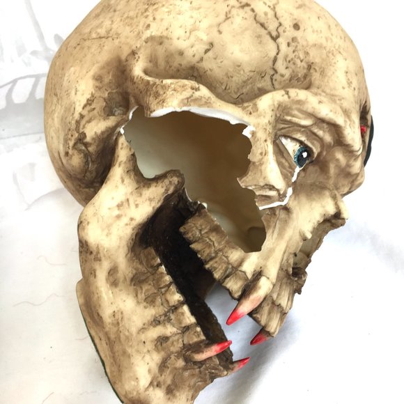 Vampire Skull Halloween Decor broken cheekbone  NOS NWT - Picture 7 of 7